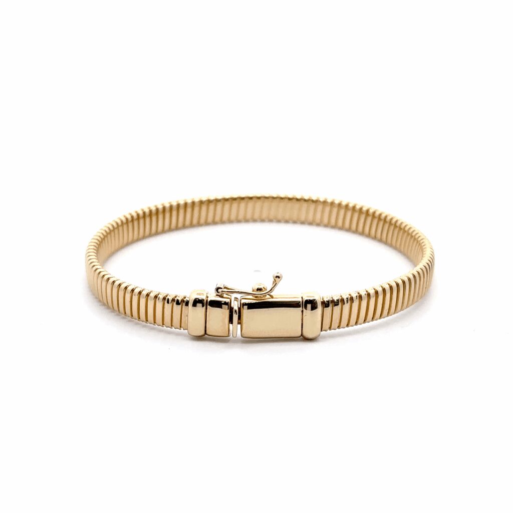 Ribbed gold bracelet with clasp